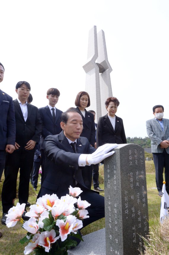 국민의힘 주기환 광주시장 후보가 12일 오전 광주 북구 운정동 국립5·18민주묘지 윤상원 열사 묘역을 찾아 참배하고 있다. 2022.5.12/뉴스1 © News1 정다움 기자