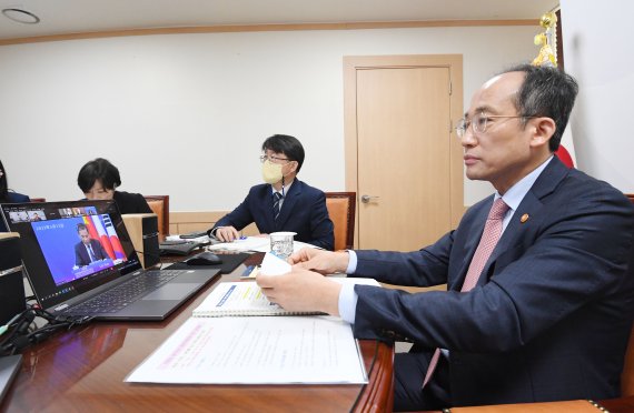 추경호 경제부총리 겸 기획재정부 장관(오른쪽)이 12일 정부서울청사에서 화상으로 열린 '제22회 한·중·일 재무장관회의'에서 최근 경제·금융동향과 관련 발언을 하고 있다. (기획재정부 제공)/사진=뉴스1화상