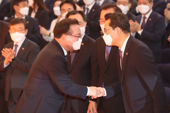 [서울=뉴시스] 김명원 기자 = 김부겸 국무총리가 12일 오전 서울 종로구 정부서울청사 별관에서 열린 제47대 국무총리 이임식에 참석하며 인사하고 있다. 2022.05.12. kmx1105@newsis.com
