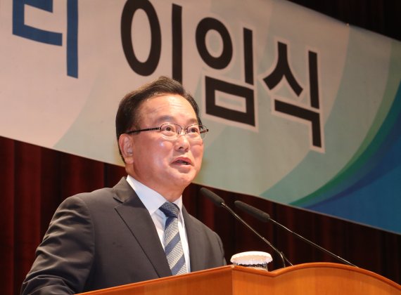 [서울=뉴시스] 김명원 기자 = 김부겸 국무총리가 12일 오전 서울 종로구 정부서울청사 별관에서 열린 제47대 국무총리 이임식에서 이임사를 하고 있다. 2022.05.12. kmx1105@newsis.com