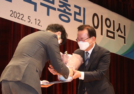 [서울=뉴시스] 김명원 기자 = 김부겸 국무총리가 12일 오전 서울 종로구 정부서울청사 별관에서 열린 제47대 국무총리 이임식에서 직원으로부터 꽃다발을 받고 있다. 2022.05.12. kmx1105@newsis.com