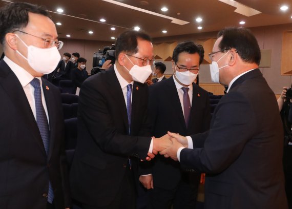 [서울=뉴시스] 김명원 기자 = 김부겸 국무총리가 12일 오전 서울 종로구 정부서울청사 별관에서 열린 제47대 국무총리 이임식에서 참석 장관들과 인사를 하고 있다. 2022.05.12. kmx1105@newsis.com
