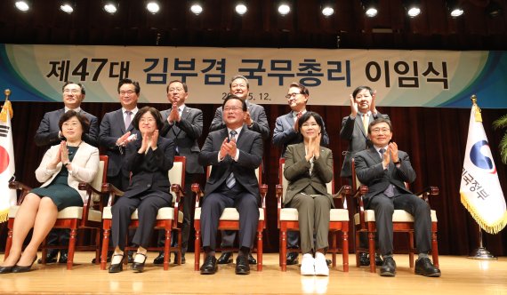 [서울=뉴시스] 김명원 기자 = 김부겸 국무총리가 12일 오전 서울 종로구 정부서울청사 별관에서 이임식을 마친후 장관들과 기념촬영을 하고 있다. 2022.05.12. kmx1105@newsis.com