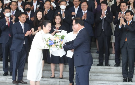 [서울=뉴시스] 김명원 기자 = 김부겸 국무총리가 12일 오전 서울 종로구 정부서울청사 별관에서 열린 제47대 국무총리 이임식을 마친 후 청사 앞에서 가족 대표로 장녀에게 꽃다발을 받고 있다. 2022.05.12. kmx1105@newsis.com