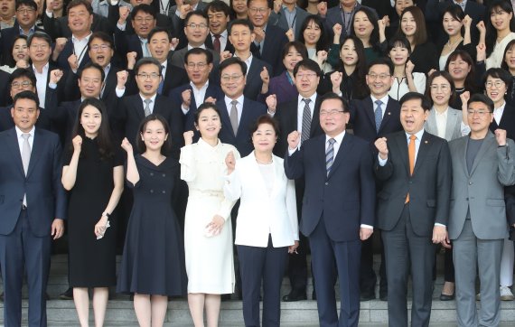 [서울=뉴시스] 김명원 기자 = 김부겸 국무총리와 가족들이 12일 오전 서울 종로구 정부서울청사 별관에서 열린 제47대 국무총리 이임식을 마친 후 청사 앞에서 기념촬영을 하고 있다. 2022.05.12. kmx1105@newsis.com