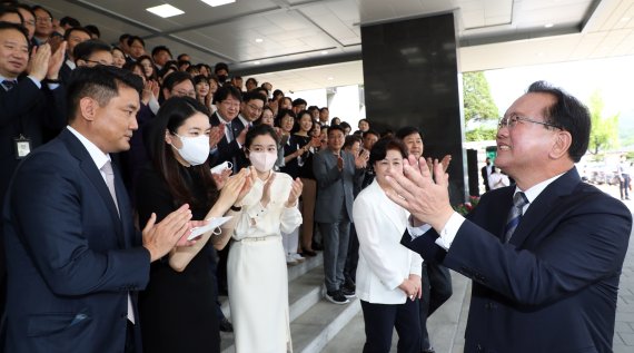 [서울=뉴시스] 김명원 기자 = 김부겸 국무총리가 12일 오전 이임식을 마친 후 직원들의 환송을 받으며 서울 종로구 정부서울청사를 떠나고 있다. 2022.05.12. kmx1105@newsis.com