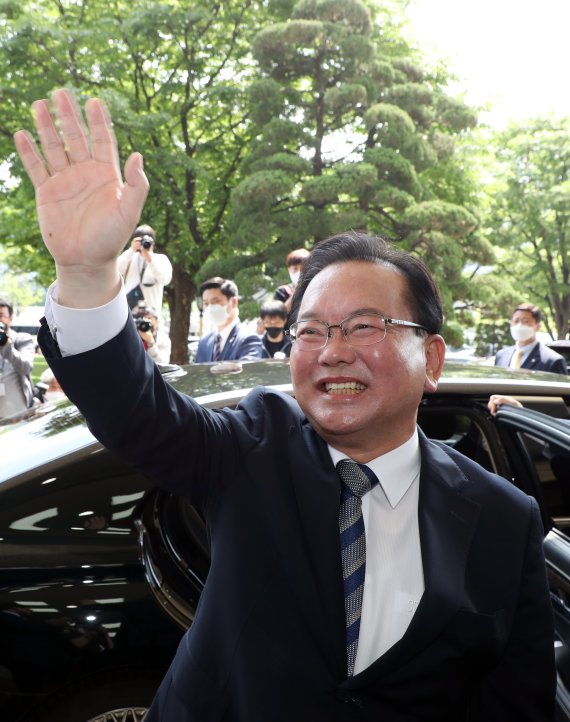 [서울=뉴시스] 김명원 기자 = 김부겸 국무총리가 12일 오전 이임식을 마친 후 서울 종로구 정부서울청사를 떠나며 손인사를 하고 있다. 2022.05.12. kmx1105@newsis.com