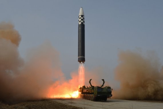 북한 신형 대륙간탄도미사일(ICBM) '화성-17형'. 사진=평양 노동신문 캡처