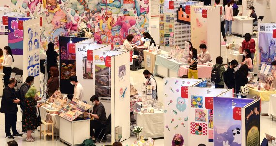 12일 서울 강남구 코엑스에서 열린 2022 일러스트코리아를 찾은 관람객들이 다양한 캐릭터 상품을 살펴보고 있다.