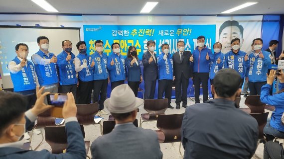 12일 열린 최옥수 무안군수 후보 개소식에서 참석자들이 필승을 결의하고 있다.2022.5.12© 뉴스1