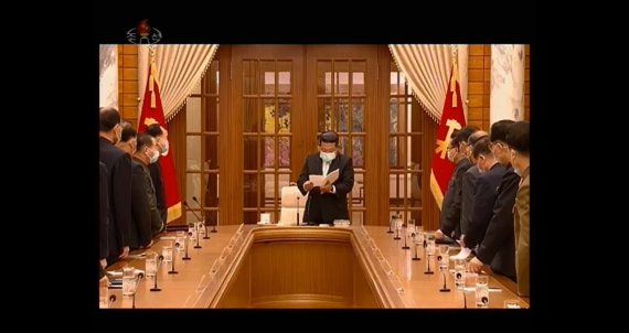 김정은 북한 조선노동당 총비서가 12일 당 중앙위 제8기 제8차 정치국 회의에서 마스크를 쓰고 있다. 그가 공식 석상에서 마스크를 쓴 모습이 공개된 것은 이번이 처음이다. (조선중앙TV 캡처) © 뉴스1