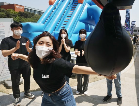 3년만에 열린 대학축제, 팝콘 먹으며 보는 영화… 일상이 행복해졌다