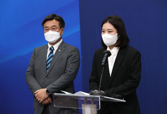 [서울=뉴시스] 김선웅 기자 = 박지현(오른쪽)·윤호중 더불어민주당 공동비상대책위원장이 12일 저녁 국회 당대표실에서 성 비위 의혹으로 제명된 박완주 의원과 관련해 사과하고 있다. (공동취재사진) 2022.05.12. photo@newsis.com