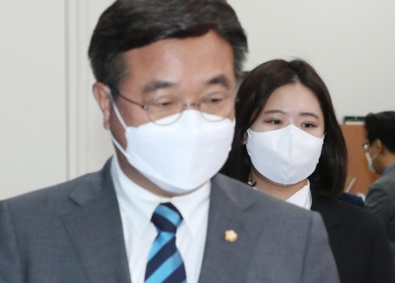 [서울=뉴시스] 김선웅 기자 = 더불어민주당 박지현·윤호중 공동비상대책위원장이 12일 오후 서울 여의도 국회에서 성비위 사건으로 제명된 박완주 의원과 관련해 민주당의 입장을 밝히기 위해 회견장에 들어서고 있다. (공동취재사진) 2022.05.12. photo@newsis.com