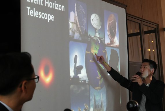 사건지평선망원경(EHT) 프로젝트에 참여한 김재영 연구원(독일막스플랑크 전파연구소)이 11일 오전 서울 중구 LW컨벤션센터에서 열린 'EHT(Event Horizon Telescope, 사건지평선망원경) 프로젝트 연구 결과 발표에 따른 언론설명회'에서 인류 역사상 최초로 관측된 처녀자리 은하 중심의 M87 블랙홀 사진에 대해 설명하고 있다. 이번에 관측된 블랙홀은 태양 질량의 65억 배 무게, 지름은 160억 km에 달하는 초대형으로, EHT 연구진은 블랙홀 영상을 포착하기 위해 세계 각지의 전파망원경 8대를 연결해 지구 크기 규모