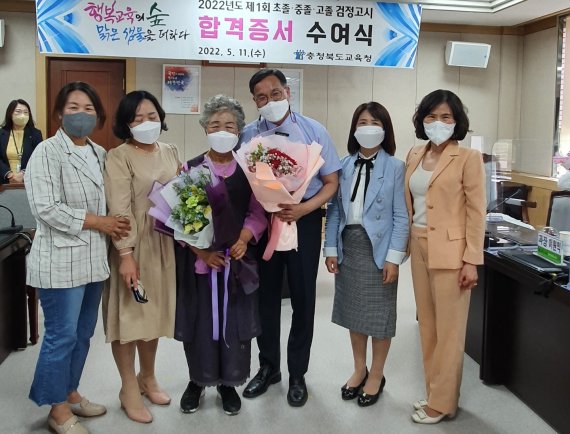 충북 충주에 사는 김정혜씨가 중졸 검정고시 합격증서를 받고 가족의 축하를 받고 있다.(평생열린학교 제공)2022.5.13/© 뉴스1