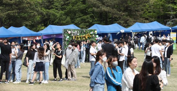 [서울=뉴시스] 조수정 기자 = 지난 11일 오후 서울 관악구 서울대학교 버들골 풍산마당에서 열린 SNU 페스티벌에서 서울대 학생들이 거리두기 해제에 따라 2년만에 완전 대면으로 열린 축제를 즐기고 있다. 2022.05.11. chocrystal@newsis.com