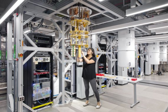미국 IBM 왓슨 연구소에서 마이카 타키타 박사가 127큐비트 양자컴퓨터 '이글'을 살펴보고 있다. IBM 제공