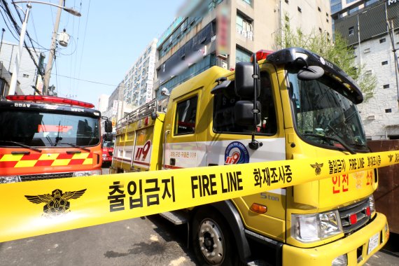 경찰과 소방당국이 인천 남동구 간석동 한 고시텔 건물에서 퇴거 명령에 불응해 방화위협을 벌이고 있는 일부 거주민들에 의한 위험 상황에 대비해 주변을 통제하고 있다. /뉴스1 © News1 정진욱 기자