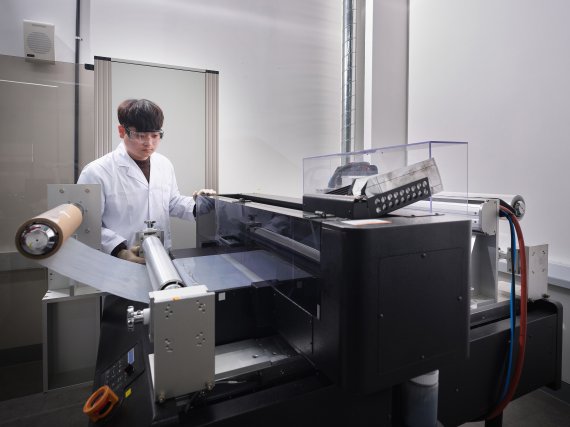 한국에너지기술연구원 해양융복합연구팀 연구자가 롤투롤과 결합된 3D 프린터로 대면적 패턴형 이온교환막을 만들어내고 있다. 에너지기술연구원 제공
