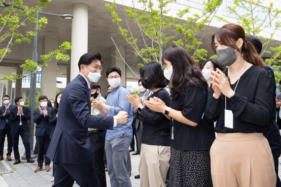 13일 국토교통부를 떠나는 노형욱 장관이 이임식을 마치고 나가는 길에 직원들과 주먹악수를 하고 있다.