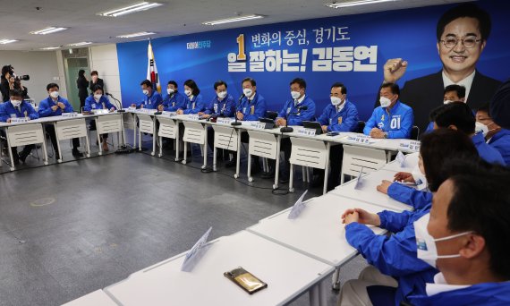 [서울=뉴시스] 국회사진기자단 = 더불어민주당 이재명 총괄선거대책위원장이 13일 경기 수원시 팔달구 김동연 경기도지사 후보 사무실에서 열린 제1차 중앙선거대책위원회의에서 발언하고 있다. 2022.05.13. photo@newsis.com