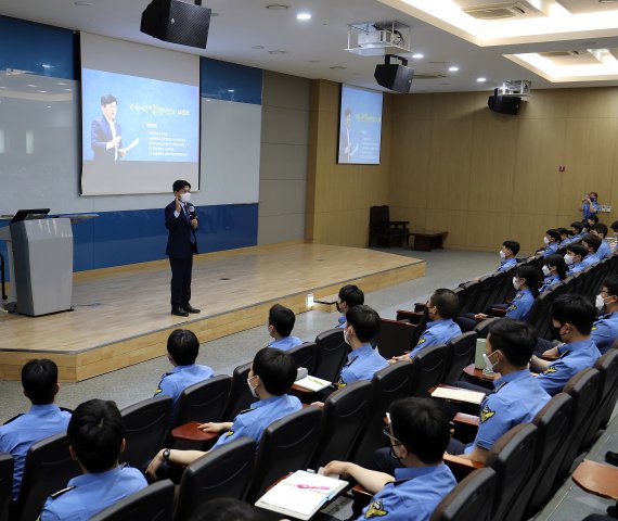 해경교육원에서 12일 전남대학교 박복재 부총장이 신임경찰 교육생 100여명이 모인가운데 특강하고 있다. 교육원 제공 *재판매 및 DB 금지