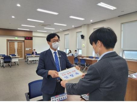 대구교육감 선거에 후보자로 등록한 엄창옥 경북대 교수. 사진=뉴시스