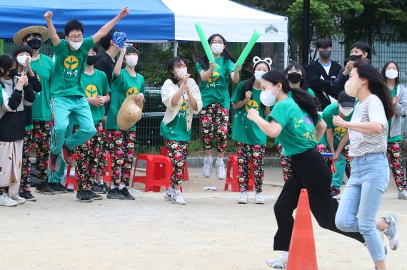 13일 오전 대구 수성구 매호중학교 운동장에서 열린 '2022년도 사제존중 체육한마당' 행사에서 학생들이 계주에 출전한 선생님을 응원하고 있다. 2022.5.13/뉴스1 © News1 공정식 기자