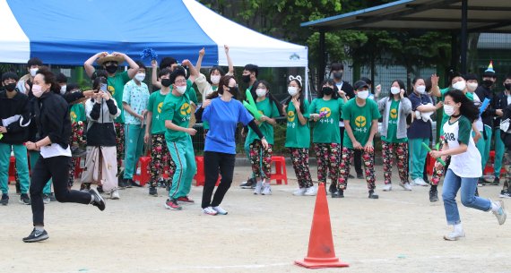 13일 오전 대구 수성구 매호중학교 운동장에서 열린 '2022년도 사제존중 체육한마당' 행사에서 학생들이 계주에 출전한 선생님을 응원하고 있다. 2022.5.13/뉴스1 © News1 공정식 기자