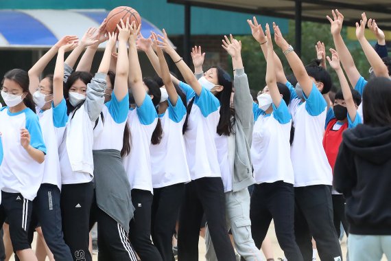 13일 오전 대구 수성구 매호중학교 운동장에서 열린 '2022년도 사제존중 체육한마당' 행사에서 1학년 학생들이 한마음으로 공을 전달하고 있다. 2022.5.13/뉴스1 © News1 공정식 기자