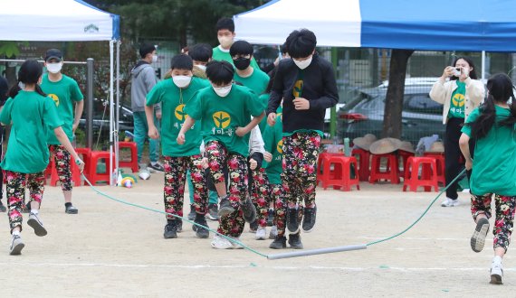 13일 오전 대구 수성구 매호중학교 운동장에서 열린 '2022년도 사제존중 체육한마당' 행사에서 2학년 학생들이 한마음으로 장애물을 뛰어넘고 있다. 2022.5.13/뉴스1 © News1 공정식 기자