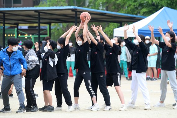 13일 오전 대구 수성구 매호중학교 운동장에서 열린 '2022년도 사제존중 체육한마당' 행사에서 1학년 학생들이 한마음으로 공을 전달하고 있다. 2022.5.13/뉴스1 © News1 공정식 기자