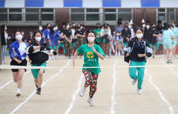 13일 오전 대구 수성구 매호중학교 운동장에서 열린 '2022년도 사제존중 체육한마당' 행사에서 개성만점 응원복을 차려입은 학생들이 힘차게 달리고 있다. 2022.5.13/뉴스1 © News1 공정식 기자