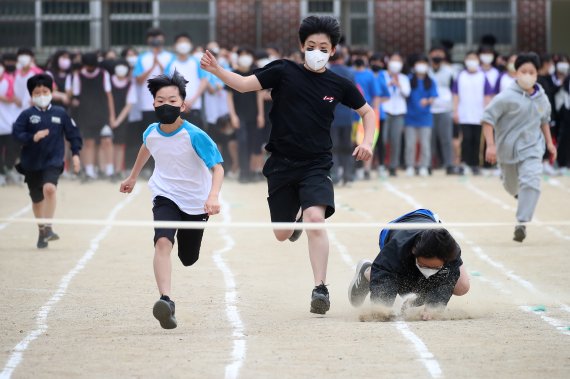 13일 오전 대구 수성구 매호중학교 운동장에서 열린 '2022년도 사제존중 체육한마당' 행사에서 학생들이 힘차게 달리고 있다. 2022.5.13/뉴스1 © News1 공정식 기자