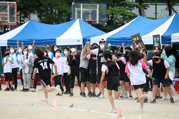 13일 오전 대구 수성구 매호중학교 운동장에서 열린 '2022년도 사제존중 체육한마당' 행사에서 학생들이 열띤 응원전을 펼치고 있다. 2022.5.13/뉴스1 © News1 공정식 기자