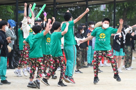 13일 오전 대구 수성구 매호중학교 운동장에서 열린 '2022년도 사제존중 체육한마당' 행사에서 개성만점 응원복을 차려입은 학생들이 응원전을 펼치고 있다. 2022.5.13/뉴스1 © News1 공정식 기자