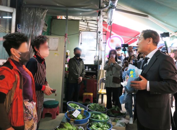 [인천=뉴시스] 김동영 기자 = 제8회 전국동시지방선거 인천 계양을에 출마한 더불어민주당 이재명 후보 겸 총괄선거대책위원장이 13일 오후 인천시 부평구 부평종합시장에서 상인과 인사를 나누고 있다. 2022.5.13. dy0121@newsis.com