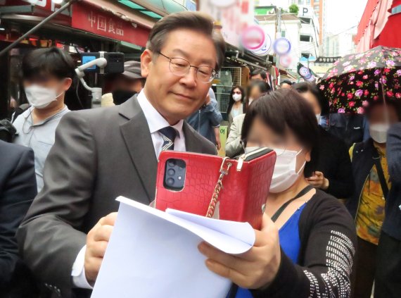 [인천=뉴시스] 김동영 기자 = 제8회 전국동시지방선거 인천 계양을에 출마한 더불어민주당 이재명 후보 겸 총괄선거대책위원장이 13일 오후 인천시 부평구 부평종합시장에서 시민들과 기념촬영을 하고 있다. 2022.5.13. dy0121@newsis.com