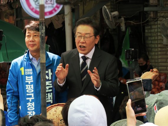 [인천=뉴시스] 김동영 기자 = 제8회 전국동시지방선거 인천 계양을에 출마한 더불어민주당 이재명 후보 겸 총괄선거대책위원장이 13일 오후 인천시 부평구 부평종합시장에서 시민들과 인사하며 지지를 호소하고 있다. 2022.5.13. dy0121@newsis.com