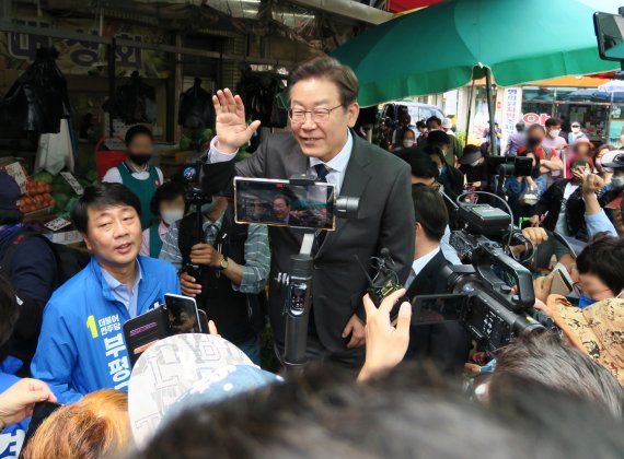 [인천=뉴시스] 김동영 기자 = 제8회 전국동시지방선거 인천 계양을에 출마한 더불어민주당 이재명 후보 겸 총괄선거대책위원장이 13일 오후 인천시 부평구 부평종합시장에서 시민들과 인사하며 지지를 호소하고 있다. 2022.5.13. dy0121@newsis.com