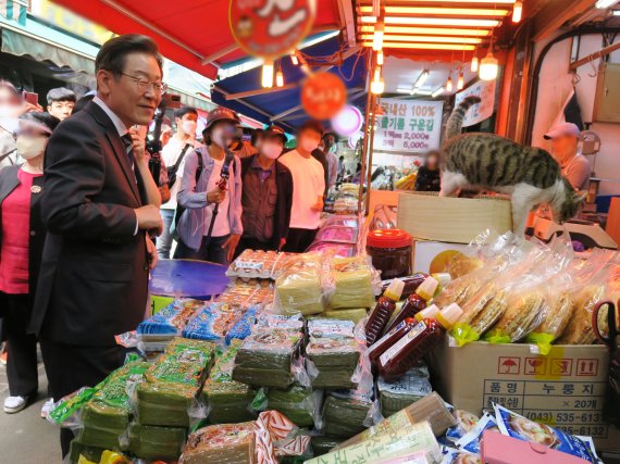 [인천=뉴시스] 김동영 기자 = 제8회 전국동시지방선거 인천 계양을에 출마한 더불어민주당 이재명 후보 겸 총괄선거대책위원장이 13일 오후 인천시 부평구 부평종합시장에서 상인과 인사를 나누고 있다. 2022.5.13. dy0121@newsis.com