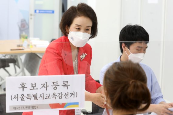 [서울=뉴시스] 조성우 기자 = 박선영 서울시교육감 예비후보가 13일 오후 서울 종로구 서울시선거관리위원회에서 제8회 전국동시지방선거 후보자 등록을 하고 있다. 2022.05.13. xconfind@newsis.com