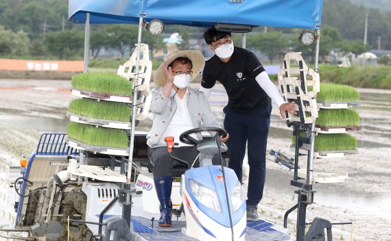 13일 전남 강진군 도암면 일원에서 열린 '벼 생력재배 현장 연시회'에서 전남도지사 권한대행 문금주 행정부지사(사진 왼쪽)가 드문모심기 이앙기에 직접 탑승해 시연해 보이고 있다.사진=전남도 제공