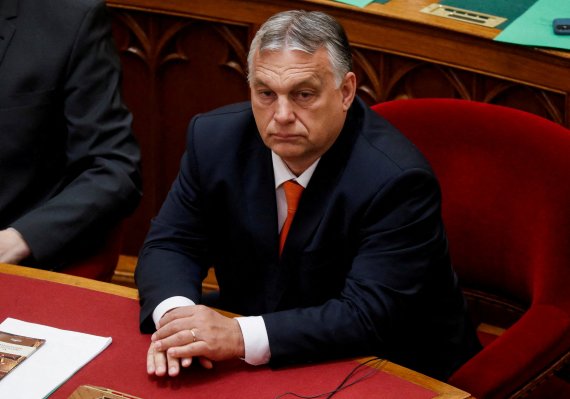 오르반 빅토르 헝가리 총리가 24일(현지시간) 경제위기에 따른 비상사태를 선포했다. 오르반 총리가 2일 부타페스트 의회에서 심각한 표정으로 앉아있다. 로이터뉴스1