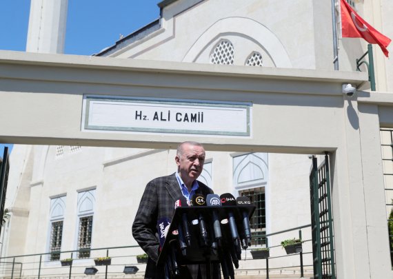 레제프 타이이프 에르도안 터키 대통령이 13일(현지시간) 이스탄불의 한 모스크에서 예배를 마친 뒤 기자회견을 하고 있다. 에르도안은 이날 핀란드와 스웨덴의 나토 가입을 반대한다고 밝혔다. 로이터뉴스1