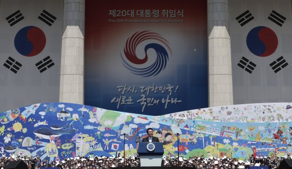 [서울=뉴시스] 윤석열 대통령이 10일 서울 여의도 국회 앞마당에서 열린 취임식에서 취임사하고 있다. (사진=대통령실 제공) 2022.05.10. photo1006@newsis.com *재판매 및 DB 금지