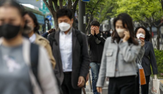 [서울=뉴시스] 정병혁 기자 = 실외 마스크 착용 의무화가 해제된 2일 오전 서울 종로구 광화문네거리에서 마스크를 벗은 시민들이 이동하고 있다. 2022.05.02. jhope@newsis.com
