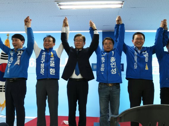 [인천=뉴시스] 김동영 기자 = 14일 오전 인천시 계양구 선거사무소에서 더불어민주당 관계자들이 제8회 전국동시지방선거 함께 치러지는 인천 계양을 보궐선거에 출마한 이재명 후보 겸 총괄선거대책위원장의 지지를 호소하고 있다. 2022.5.14. dy0121@newsis.com