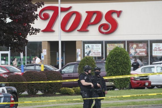 미 뉴욕주 버팔로 수퍼마켓서 총격사건 ..최소 10명 사망